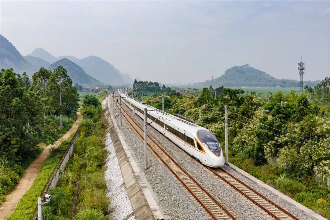 这标志着中国旅游名城桂林市首次开行始发复兴号列车,"复兴号"与"