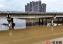 广西北流：强降雨致杂物堵塞河道 消防协助公路养护中心排险保畅通