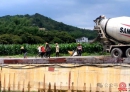 山围镇铁炉河多积村段防洪堤今日启动水泥路面铺设！