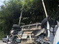 近日，北流某景区道路小车侧翻救援吊车弄起。车坏了没有？ ​