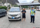 "拖鞋违法我懂，但赤脚总行吧？"司机这波操作把交警整不会了