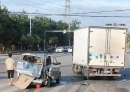 7月8日，北流一红绿灯路口面包车疑被货车撞坏。