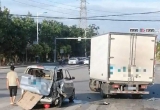 7月8日，北流一红绿灯路口面包车疑被货车撞坏。