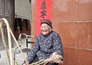 北流109岁老人梁裕文：五代同堂享天伦 百岁巧手能穿针