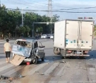7月8日，北流一红绿灯路口面包车疑被货车撞坏。