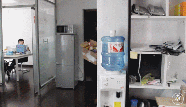 775B0A15E7EF68B23962B69723F592C3F454F5AC_size1913_w640_h369.gif