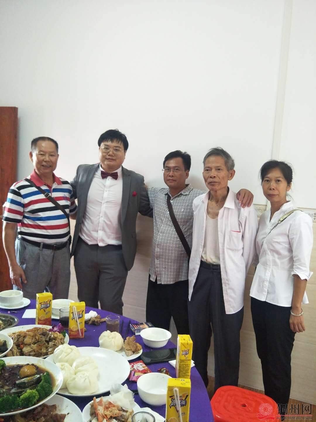盘绍芳会长（右二）一行与新郎合影.jpg