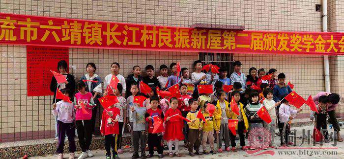 图为陈氏优秀学子代表在合影.jpg