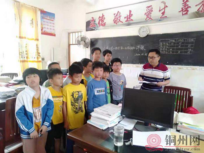图为该校的洗校长对部分调皮学生进行谈话教育.jpg