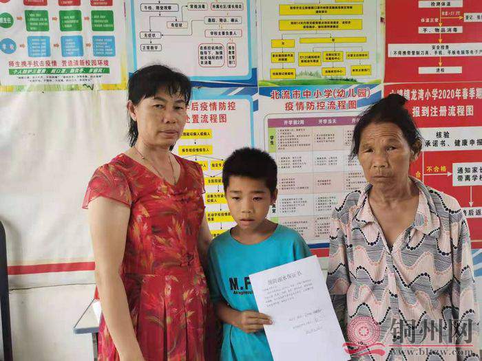 班主任到学生家中进行家访，并签订预防溺水保证书.jpg