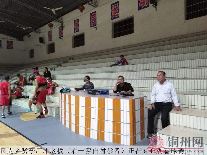 图为李广才老板（右一）正在专心观看球赛.jpg