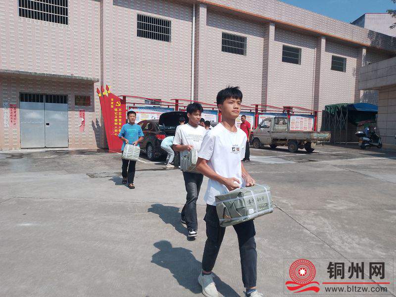图为学生在帮忙搬图书.jpg