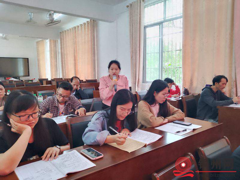 图为听课老师正在积极发言评课.jpg