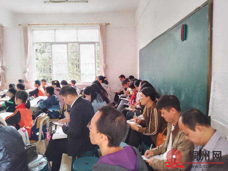 老师们正在认真听课.jpg