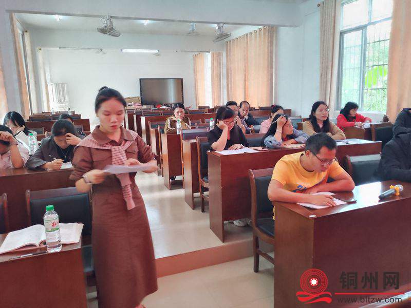 图为执教者罗老师在评课活动现场发言.jpg