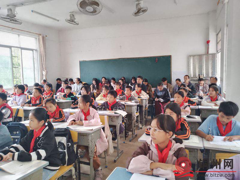 图为听课现场.jpg