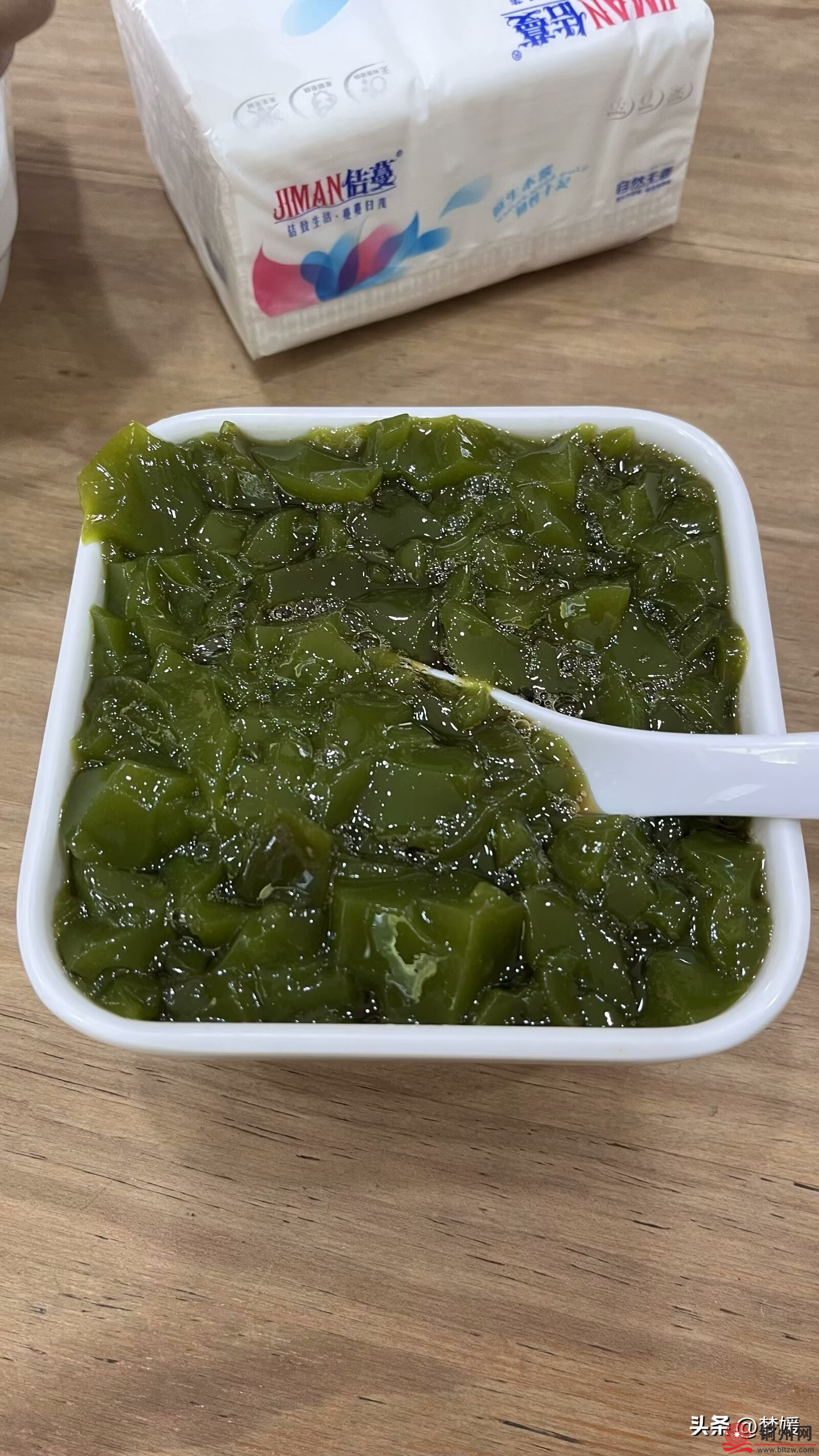 北流这边有一道美食很好吃，叫凉粉，特别是夏天的时候，很受大家的喜欢。凉粉清热利温